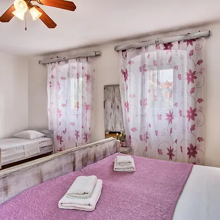 Lina Cipollina Apartment *