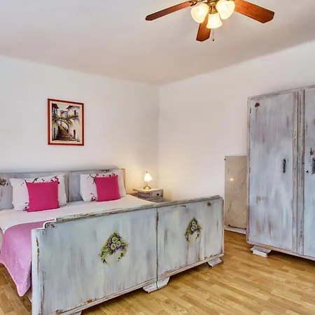 Lina Cipollina Apartment